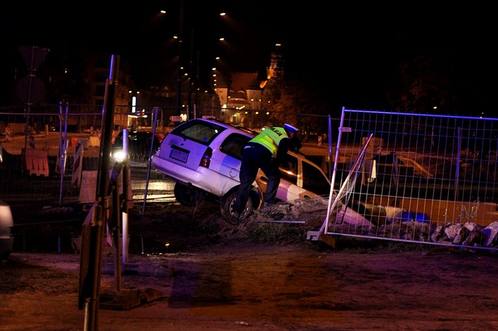 Autem w rów. 19-go października w godzinach wieczornych kierowca białego Forda, widocznego na zdjęciu, staranował płot i wjechał prosto do rowu wykopanego w związku z przebudową drogi numer 503. Zaraz po tym kierowca zbiegł z miejsca zdarzenia. Ten niecodzienny incydent mógł skończyć się o wiele tragiczniej.