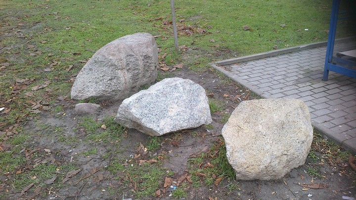 Trzy kamienie "przysiadły" przy przystanku.. Zgadnijcie,gdzie to jest?Ciekawostką jest,że na jednym z tych kamieni są dwa wyżłobiewnia,jakby stopy odciśnięte człowieka. (Grudzień 2012)