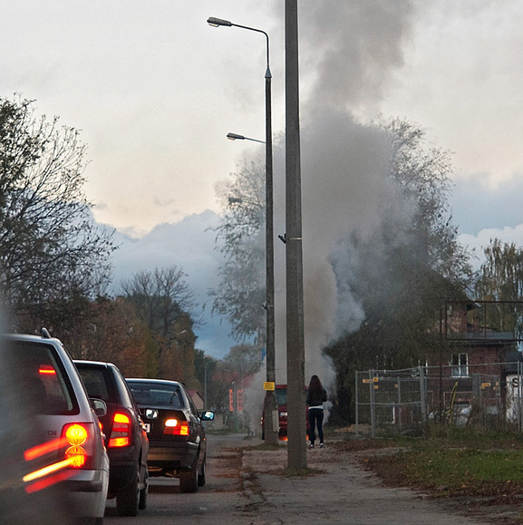 Pożar. Wczoraj (27.X.12) ok. godz. 16.30 spłonęło auto przy ul. Warszawskiej