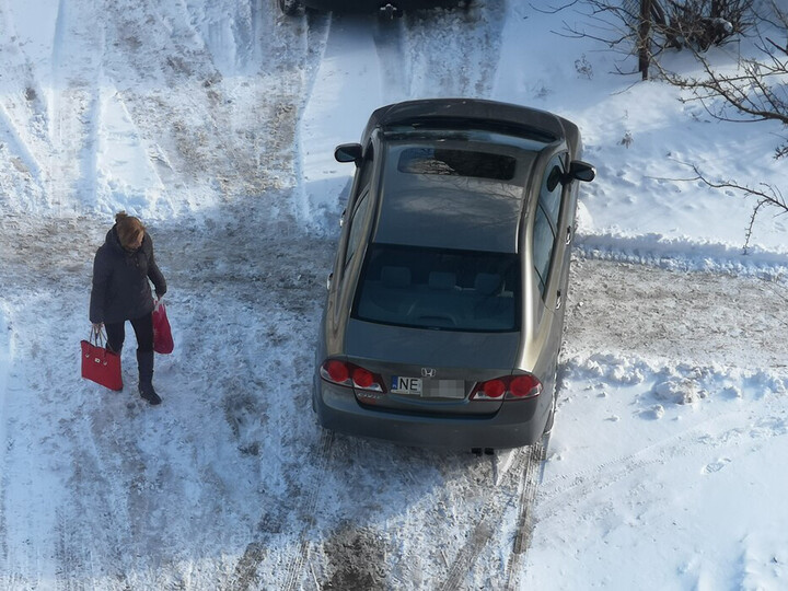 Mistrz parkowania. Blokowanie przejścia to było za mało dla pana kierowcy, więc dodatkowo zawrócił jadąc w prawo chodnikiem. Śnieg przykrył nie tylko chodniki i ulice, ale również mózg temu kierującemu.