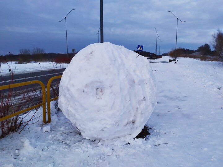 Meteoryt tunguski w Elblągu. To była wielka sztuka aby taką wielką kulę śniegu ulepić./Al. Jana Pawła/ To zrobili jacyś siłacze. Brawo.18.01.2021 r.  jest dzień bałwana. Warto byłoby dołożyć jeszcze dwie kule ale potrzebny byłby dźwig lub wysięgnik chociaż bez tego zbudowano piramidy. Siłacze do boju.....