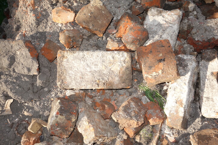 To nie jest cegła z XiX w.. Wykop przy ulicy Pocztowej. Wymiary cegły powinny zainteresować elbląskich muzealników. Zwłaszcza, że wykopie został odkryty też mur kamienno-ceglany. Może warto obejrzeć fachowym okiem...?