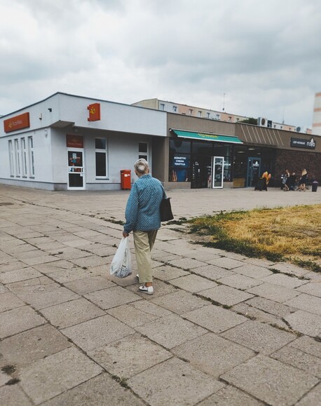 Babcia z fajną stylówka