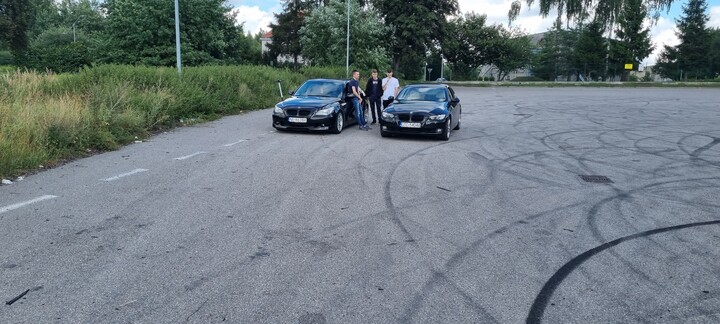 Zasłużona przerwa. Przed kolejną rundą drifftu na parkingu przy Kwiatkowskiego.