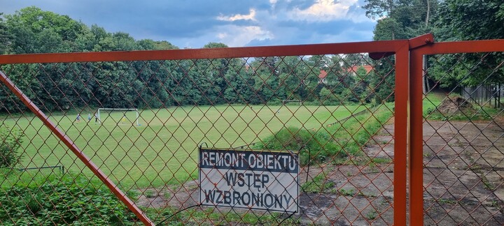 Remontują i remontują boisko mlexera. A okoliczny narybek musi gdzieś trenować