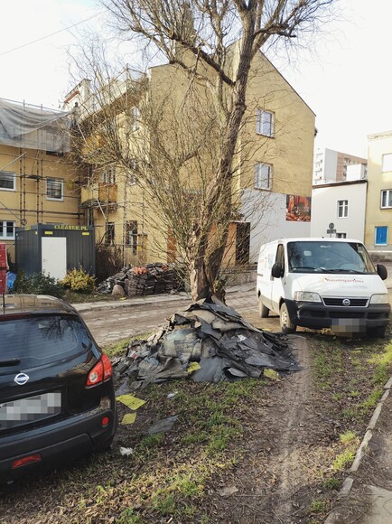 Niszcza nature, zrobili wysypisko. Proszę redakcję o zajęcie sie sprawą niszczenia natury i robienie wysypiska smieci. Piechoty za szlabanem w stronę biedronki