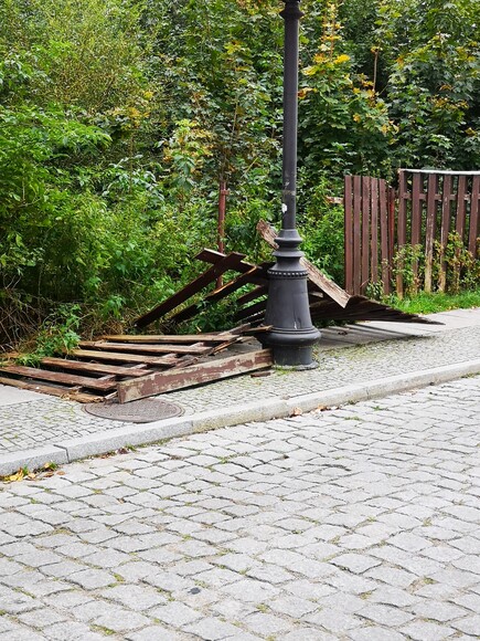 Barykada na Starówce. Sobotni spacer po Starym Mieście napotyka na trudności w postaci przewróconego płotu.