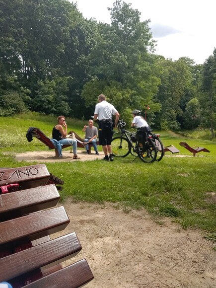 Rowerowy patrol. Dolinka, strefa relaksu a tu piwko popijaja. Brawo dla strazy miejskiej na rowerach