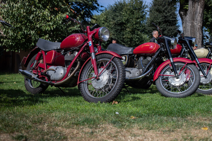 Zabytkowe motocykle na dziedzińcu Elbląskiego Muzeum. Junaki