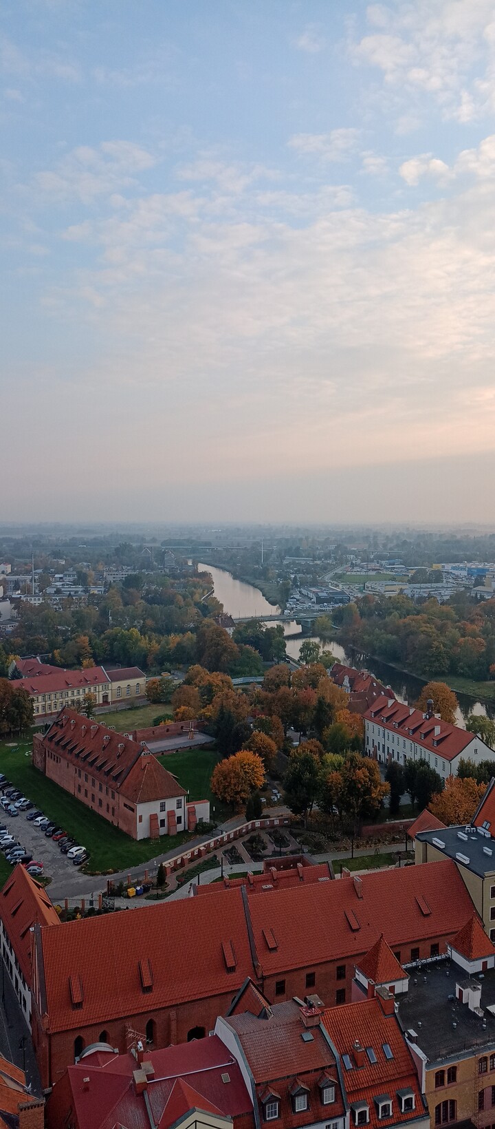 Miejsce Zamku. Kiedyś był tu Zamek Krzyżacki pozostał tylko budynek dawnej słodowni (Październik 2022)