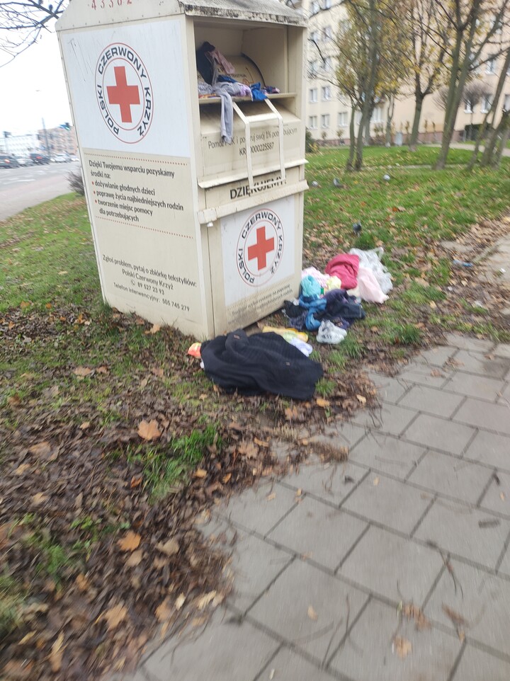 Pojemnik Kosynierów Gd. Taki burdel w sobotę wieczorem zostawil pracownik wyjmujący ubrania z tego pojemnika, widzialam go. Dzis pon.rano są tam nadal (Listopad 2022)