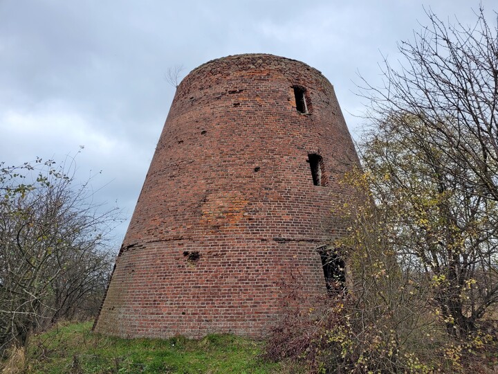 Ruiny wiatraka w Łęczu.  (Listopad 2022)