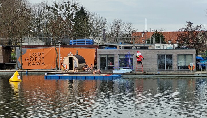 Sauna nad rzeką Elbląg. Przymrozek w Trzech Króli nie przeszkadzał śmiałkom na zanurzenie się w wodach rzeki