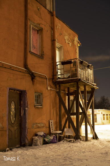 Na bogato. Futurystyczny balkon na ul. Grunwaldzkiej (Luty 2023)