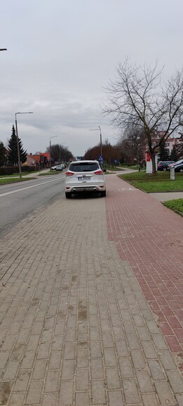 Po co na parking?. Na skróty do bankomatu.