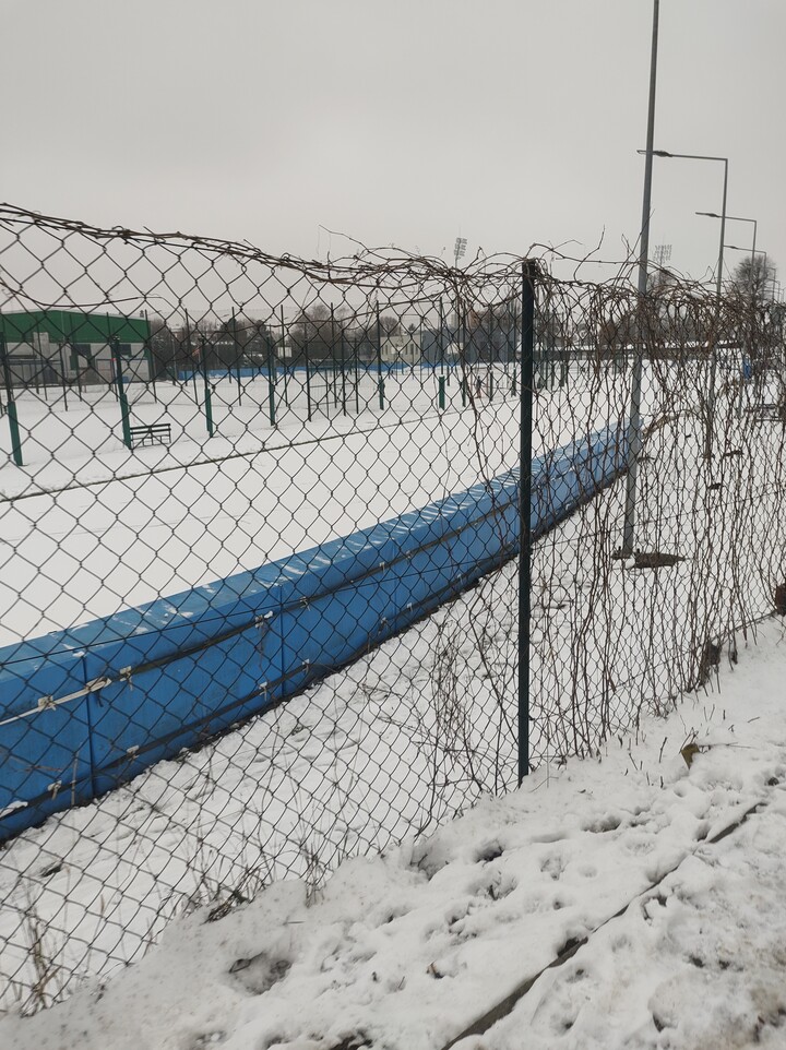 Kalbar nieodśnieżony bo po co. Dlaczego kalbar i boiska nieodśnieżone juz tyle dni? Dzieci graja w piłkę nożną na zaśnieżonym boisku. Takmosir dba o stan nawierzchni? Zraz będą zniszczenia (Styczeń 2023)