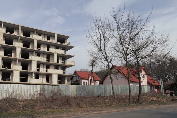 "Dorobiłeś się" domku? To nie myśl, że będziesz miał za dobrze. Kolejny przykład, jak miejski "urbanista" olewa prawo do prywatności, wydając pozwolenie na budowanie okno-w-okno. To niedopatrzenie czy złośliwość?