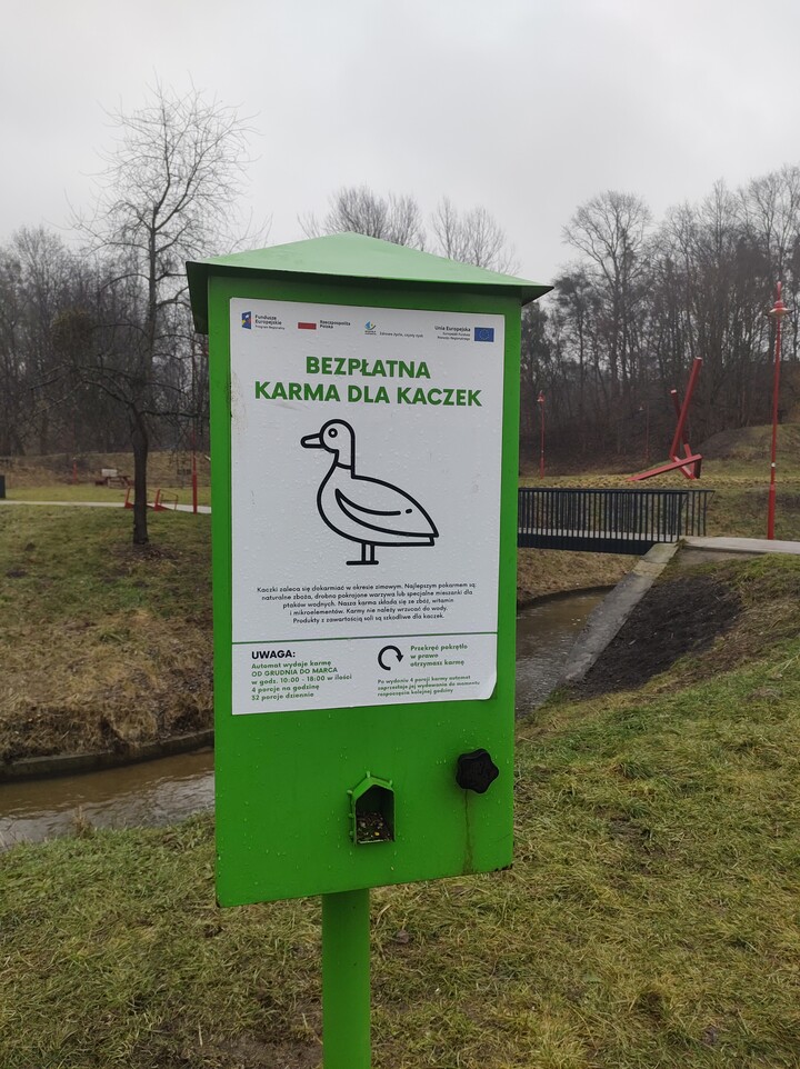 Brak karmy dla kaczek. Ciągle i ciągle nie ma karmy dla kaczek w parku Dolinka. Powinna byc wydawana przez automat 4x na godzinę przez 8 godzin. Kto sie tym zajmie?