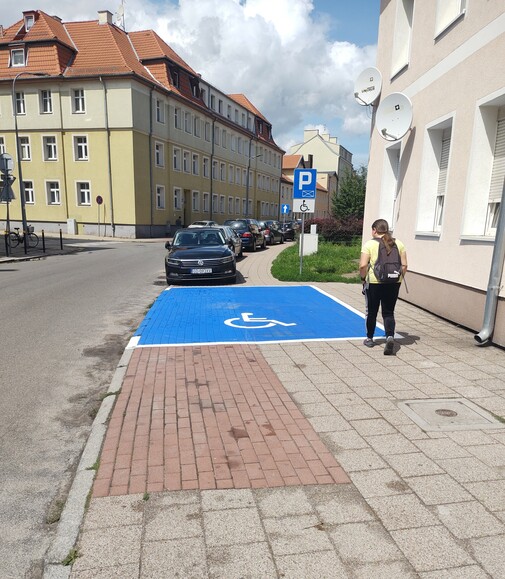 ul. Kosynierów Gdyńskich. Absurdalnych rozmiarów znak miejsca dla niepełnosprawnych.
Miasto absurdów, codziennie można by wstawiać artykul z przykladami (Lipiec 2023)