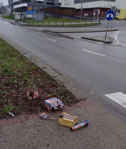 1.01.24. Zapraszamy do posprzątania po sobie tych śmieci