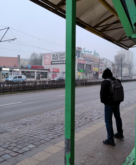 Policja nie widzi. Osobnik pali na przystanku papierosa, policja stoi po drugiej stronie jezdni i "nic nie widzi" nie reaguje. Dość częsty widok w Elblągu, policja do roboty