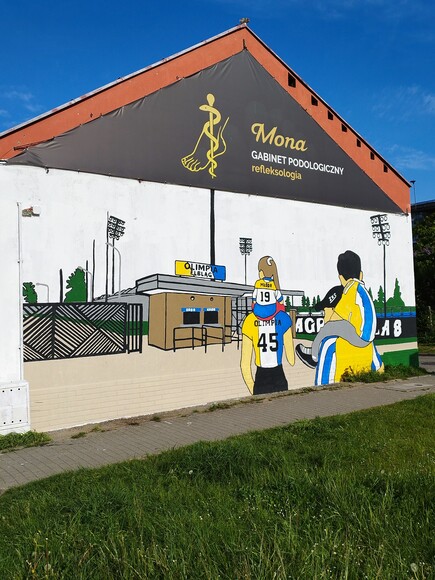 Olimpijski mural. Najnowszy mural kibiców elbląskiej Olimpii przy ul. Ogólnej. Obcinanie i oszlifowanie paznokci zamiast obgryzania w trakcie walki o utrzymanie w 2 lidze? Czemu nie!