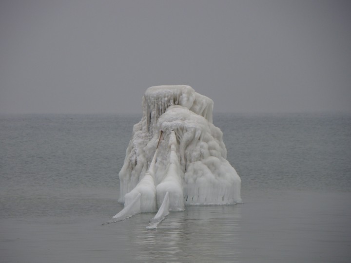 skała lodowa  skąd się ona tu znalazła. zdjęcie zrobiono w Jantarze dnia 27 stycznia 2013