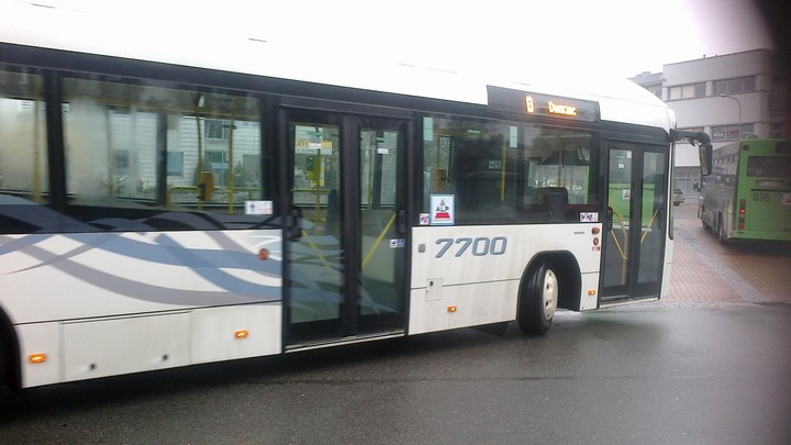 Autobus hybrydowy w Elblągu?. Od kilku dni jezdzi po Elblągu autobus marki VOLVO z numeren 7700. Niby nic nadzwyczajnego, ale tu ciekawostka. Autobus jest hybrydowy. Cicho rusza z przystanku z napędem elektryczno-spalinowym. Czy ZKM stać na taki autobus? Na pewno nioe bo jest on bardzo drogi,Testuje go "ALP". Autobus przyjechał do Elblaga z Lublina.Polecam przejażdżke nim:) (Luty 2013)