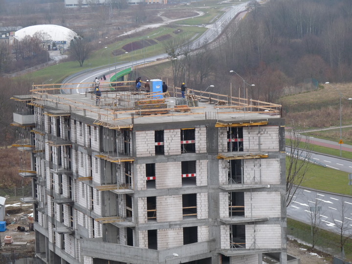 Elbląska brama północna.. Zima się skończyła zaczęły się prace na bramie północnej.