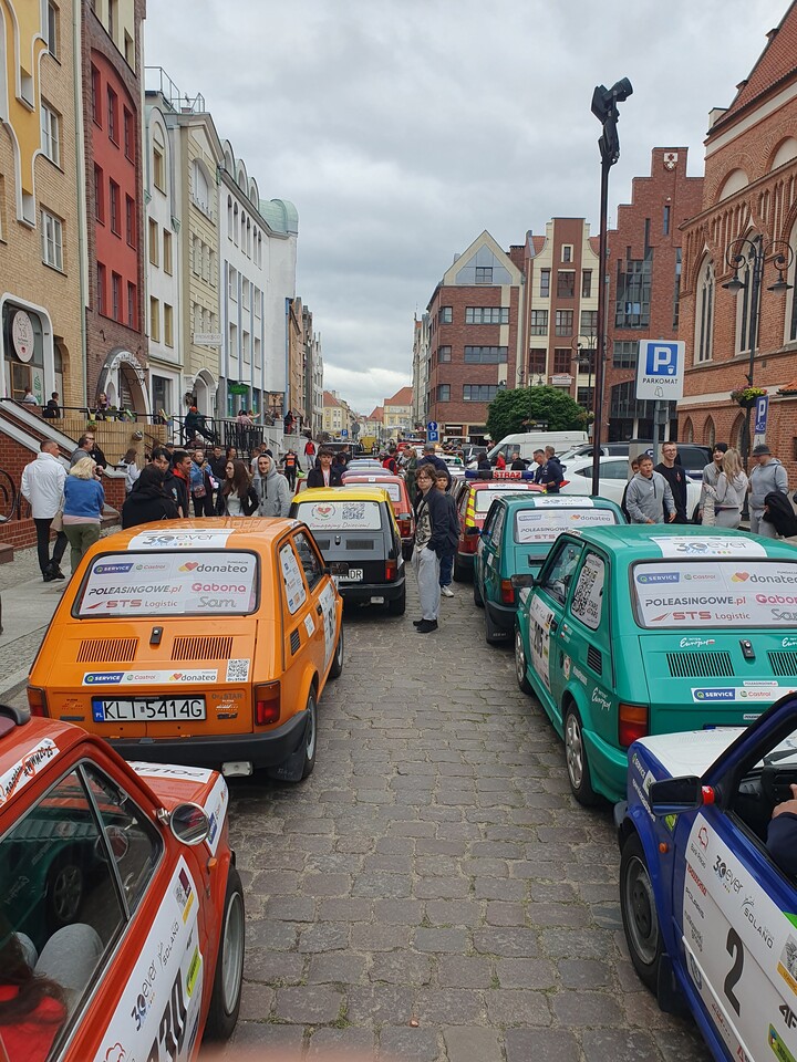 Maluchów rzędy dwa.