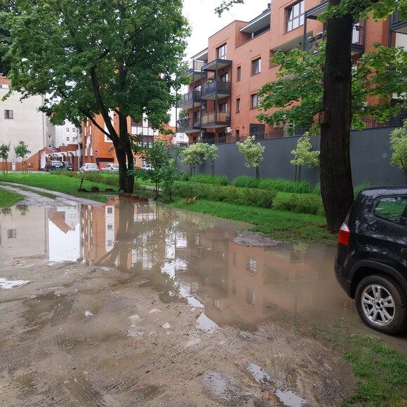 Mytych załatwił podwórko. Mytych podczas budowy bloku przy pocztowej podniósł teren i teraz woda stoi na podwórku i mamy jeziorko.