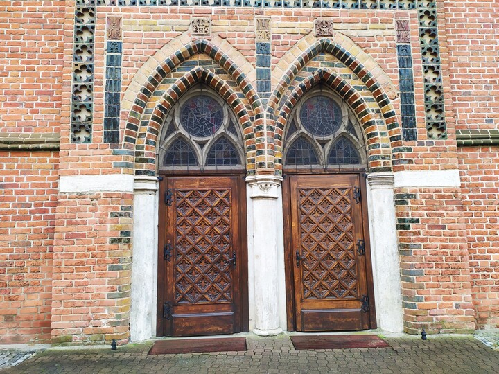 Podwójne drzwi, które wybrać lewe czy prawe ?. Piękne zabytkowe drzwi do naszej Katedry /boczne wejście/. Wchodząc /wychodząc/ nie zdajemy sobie z tego sprawy..