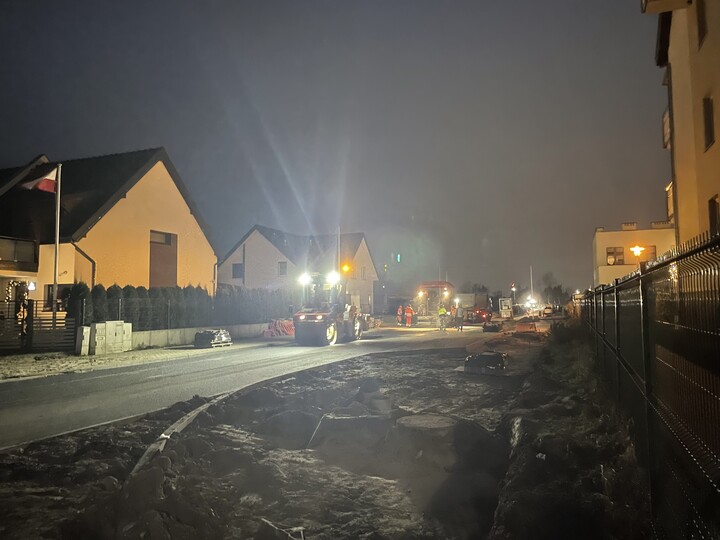 Asfaltowanie ulicy Nowogródzkiej. Dziś nałożono kolejną warstwę asfaltu na notoryczną ulicę Nowogródzką na Bielanach; jej remont trwa od lata. W okolicy panuje chaos z przyczyny masowego parkowania na pobliskich ulicach, a nawet trawnikach.