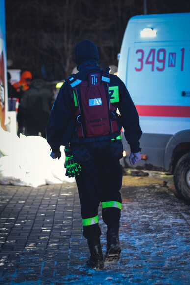 Zagrożenie powodziowe na rzece Elbląg. Zdjęcie przedstawia sytuację powodziową nad rzeką Elbląg oraz podejmowane środki bezpieczeństwa.