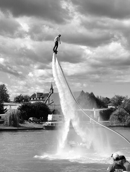 Pokaz flyboard na rzece Elbląg.