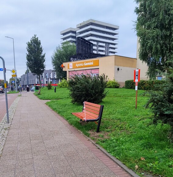 Ławki. Dwie ławki ustawiono w ciagu ulicy 12 Lutego, a raczej 3, trzeciej nie widać na zdjęciu. Kto ma takie durne pomysły w tym mieście aby w takim miejscu stawiać lawki? I co, i delektowac się najbardziej ruchliwą i hałaśliwą ulica w tym miasteczku?