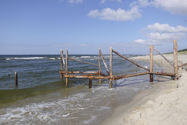 Plaża w Nowej Karczmie. Plaża w Nowej Karczmie coraz węższa, miejscami około 5 metrów szerokości. To na odcinku 3 km, od wejścia nr 5 do nr 1, ale nie ma się czym martwić ! To chwilowe, to przejściowe, to minie jak zły sen... Tylko ten Urząd Morski... Po co on tak bardzo zabezpiecza te wydmy ? Nawet nie da się spokojnie załatwić potrzeby fizjologicznej ! Dobrze, że nikt nic nie mówi. Przynajmniej ceny nieruchomości nie lecą w dół na łeb naszyję...
