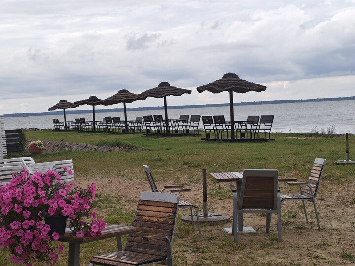 KOMIEC LATA. KADYNY-riwiera. Pusta plaża i smutne parasole z trzciny. Do widzenia lato.