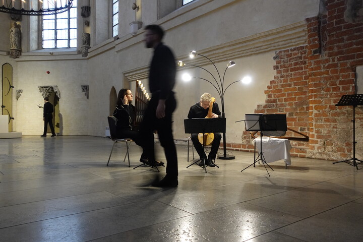 Koncert muzyki dawnej na Zamku w Malborku. 24 października odbył się o godzinie 15 w sali kościoła Zamku Malborskiego wspaniały koncert muzyki dawnej. Wykonawcy zaprezentowali publiczności wspaniały kunszt wokalny, któremu w niczym nie ustępowała warstwa instrumentalna. Genialna inicjatywa. Serdecznie dziękuję za możliwość uczestniczenia w tak wspaniałym artystycznie wydarzeniu.