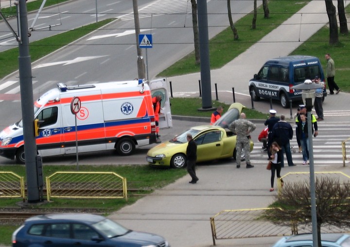 POTRĄCENIE PIESZEGO NA PRZEJŚCIU DLA PIESZYCH SKRZYŻOWANIE UL. PŁK.DĄBKA I UL.  NIEPODLEGŁOŚCI. 2013.04.26.GODZ.08.25 (Kwiecień 2013)