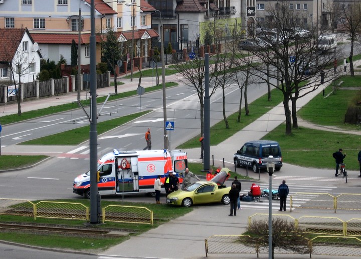 POTRĄCENIE PIESZEGO NA PRZEJŚCIU DLA PIESZYCH SKRZYŻOWANIE UL. PŁK.DĄBKA I UL.  NIEPODLEGŁOŚCI. 3013.04.26. GODZ.08.25