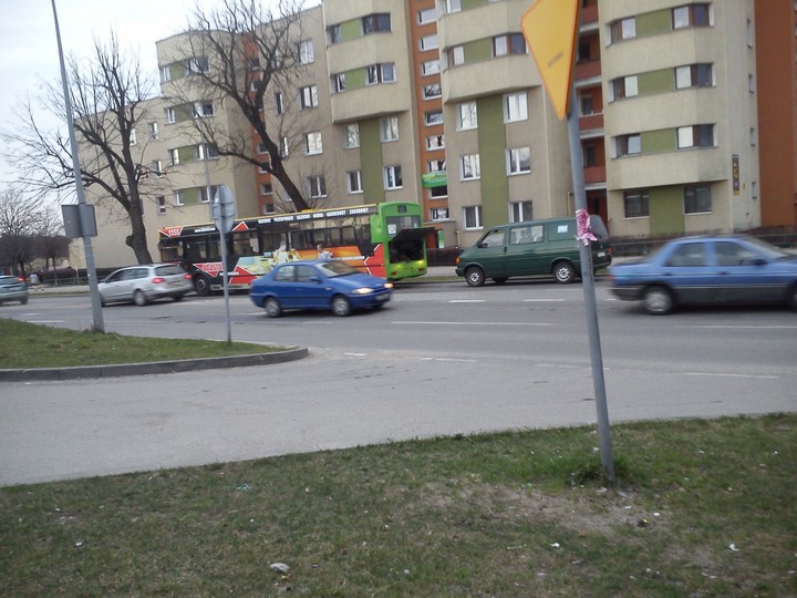 Popsuty autobus na ulicy Robotniczej.. Na zdjęciu widać „nowoczesny” autobus komunikacji miejskiej.