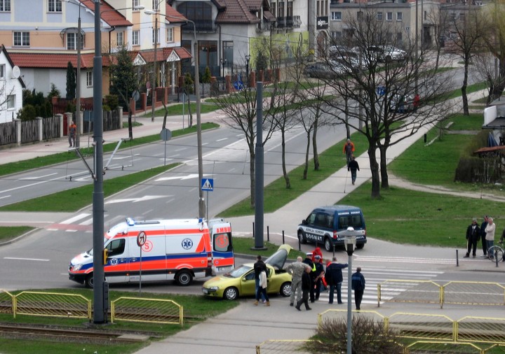 POTRĄCENIE PIESZEGO NA PRZEJŚCIU DLA PIESZYCH SKRZYŻOWANIE UL. PŁK.DĄBKA I UL.  NIEPODLEGŁOŚCI. 2013.04.26 GODZ.08.25 (Kwiecień 2013)