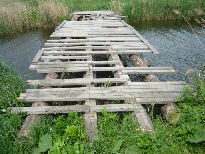 Po co budować jak z dnia na dzień desek ubywa.. Za mostkiem jest tablica z napisem: "Obszar Natura 2000" do której niestety coraz ciężej dojść. (Czerwiec 2013)