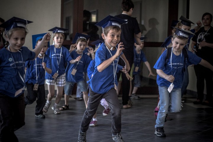 najmłodsi absolwenci Akademii Dziecięcej w drodze, ku wakacyjnej przygodzie!.