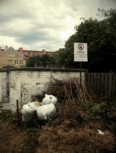 anarchia.. "zakaz gromadzenia i wyrzucania śmieci przy obudowie śmietnika pod rygorem kary administracyjnej"