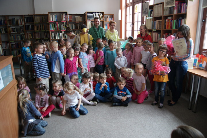 Przedszkolaki w bibliotece, wręczenie nagród..