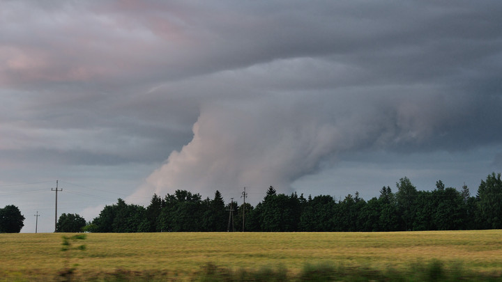 PRAWIE TORNADO. Tego dnia spory  front burzowy był sprawcą ciekawych i nisko przesuwających się chmur, które już od wielu lat uwielbiam fotografować :)  Zdjęcie wykonane z drogi krajowej nr 7 za Pasłękiem. 2013-07-10 (Lipiec 2013)