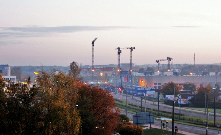 BUDUJĄCY PORANNY WIDOK PRZEZ OKNO.