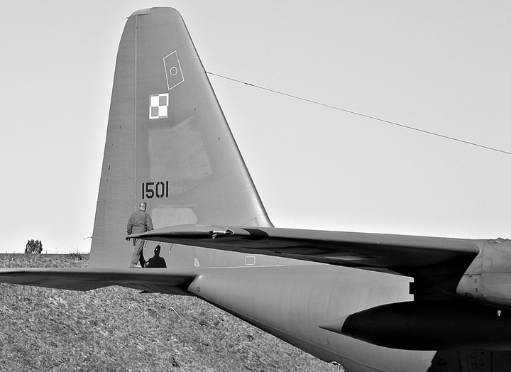 piccolo. Mechanik samolotu C-130 Herkules dokonuje przeglądu przed odlotem z lotniska w Królewie Malborskim (Wrzesień 2013)